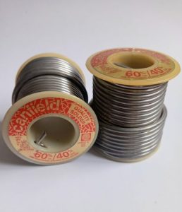Soldadura 60/40: aleación de estaño y plomo para soldaduras de alta calidad y resistencia. Ideal para aplicaciones en vitral, electrónicas y de conexión de componentes